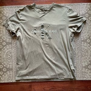 Calvin Klein Relaxed Fit Standard Logo Crewneck T-Shirt